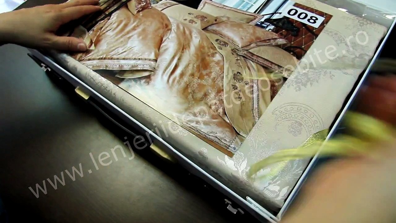 Lenjerie pat jaquard roz Casa New Concept cu trandafiri 008