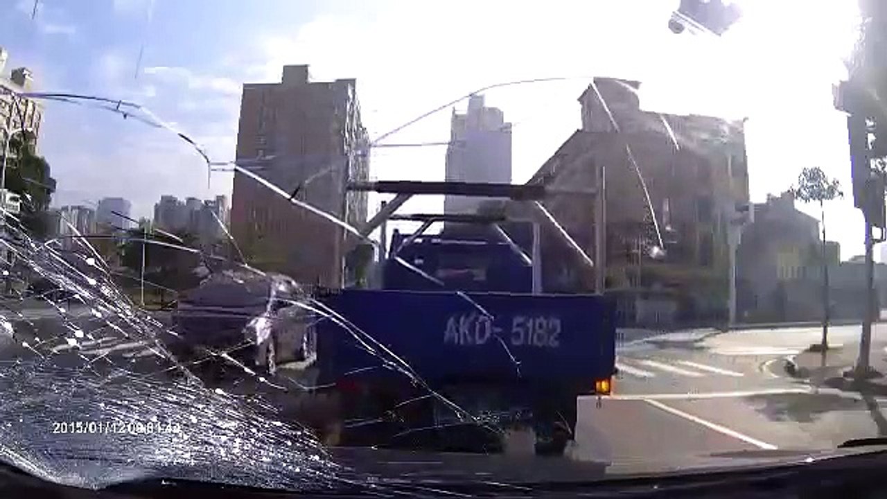 Un fou qui renverse tous le monde avec sa voiture / Road crash