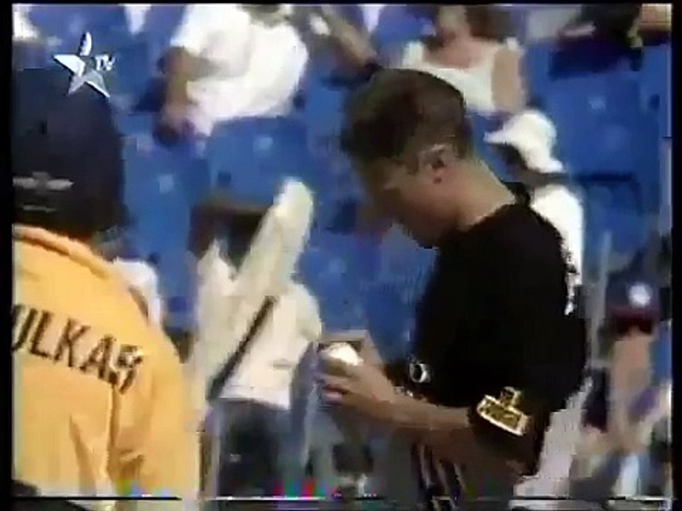 SACHIN Tendulkar KISSED by a Fan ON THE Cricket FIELD Very FUNNY - Must WATCH