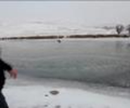 Donan nehirde buzları kırarak hayvanlarını suluyorlar