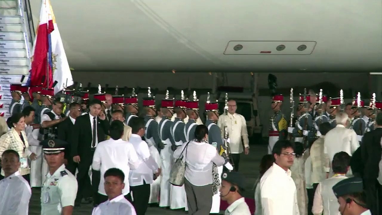 Pope begins trip to passionate Philippines