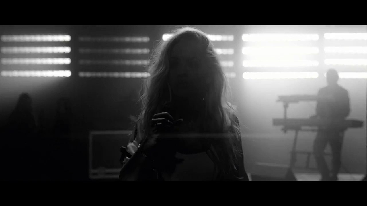 Rita Ora : Topless aux côtés de David Beckham et Pharrell Williams pour Adidas