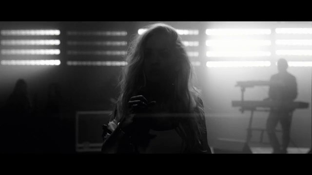 Rita Ora : Topless aux côtés de David Beckham et Pharrell Williams pour Adidas