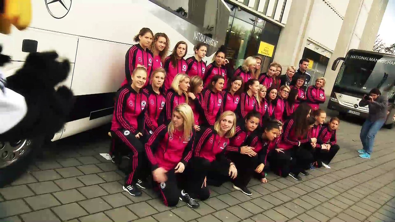 Busübergabe an die deutsche Frauen-Nationalmannschaft