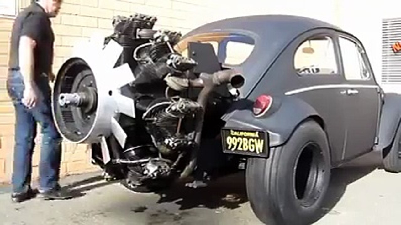 Il construit une voiture avec un moteur hors du commun !