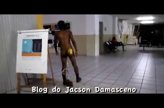 Bizutage : Trainer une brique attachée à son pénis (Brésil)