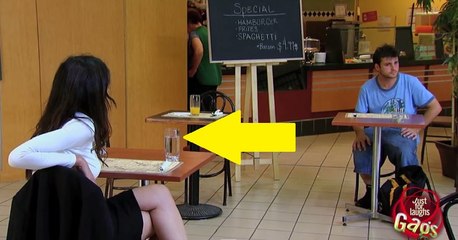 Hunharca Yemek Yiyen Kız!