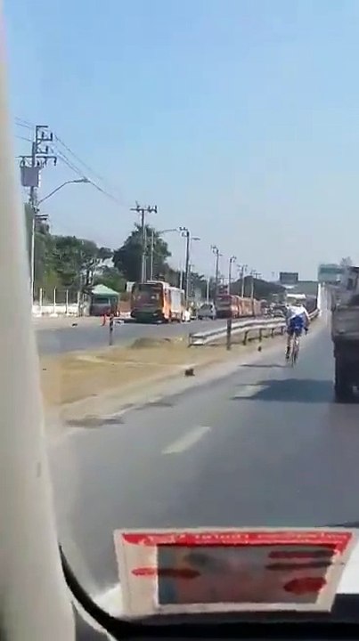 Un homme fait du vélo avec une jambe en moins !