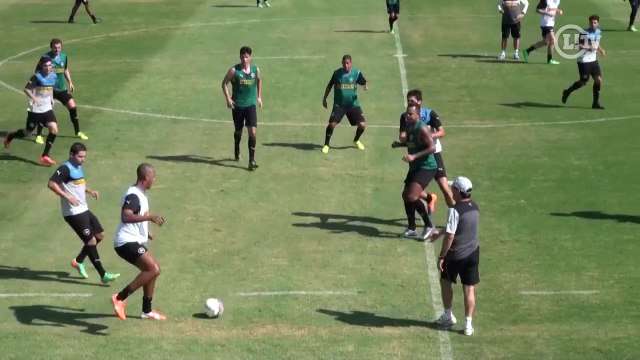 Recém-chegado, Tássio já mostra categoria em treino do Bota