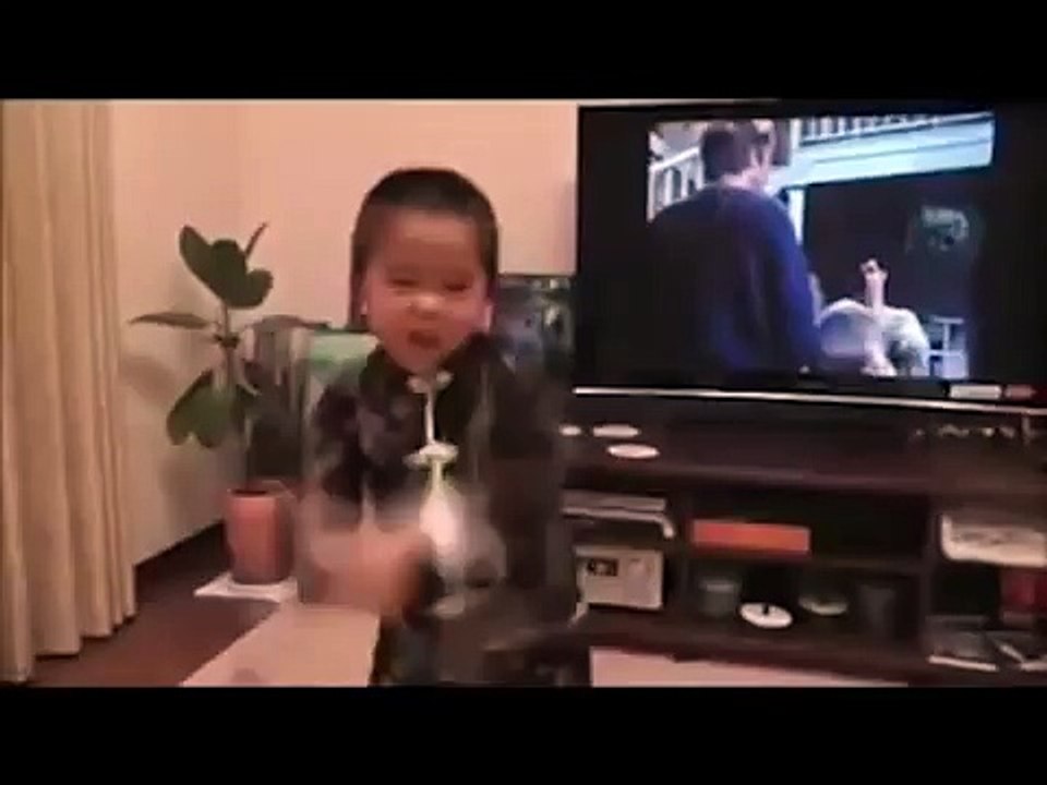 A 4 ans, il manie un nunchaku exactement comme Bruce Lee