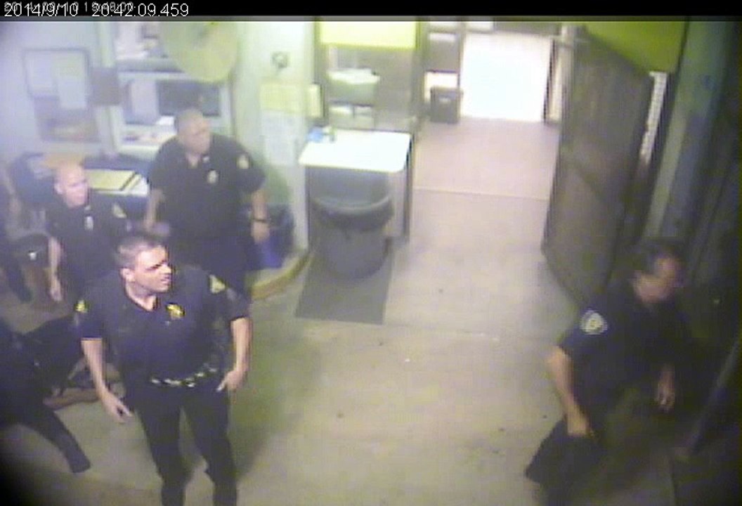 Un jeune homme menotté sauve la vie d'un policier qui fait une attaque cardiaque!