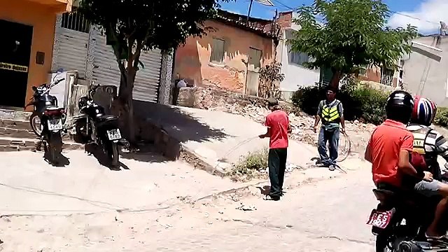 GRAVATÁ: Moradores Revoltados Com Os Esgotos Tentam Desentupir Mais Não Obtiveram Sucesso
