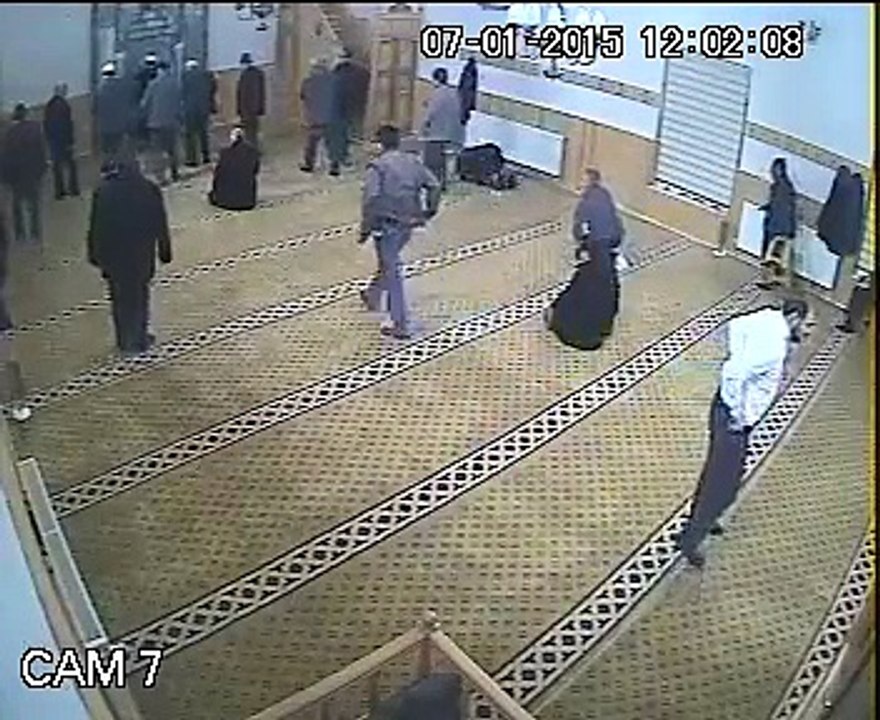 Namazda tabureyi alınca amcam yere kapaklanıyor