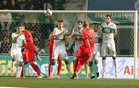 le coup franc exceptionnel de Jérémy Mathieu lors de FC Barcelone - Elche