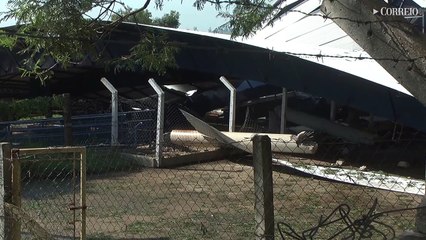 Chuva arranca cobertura de ginásio em Americana