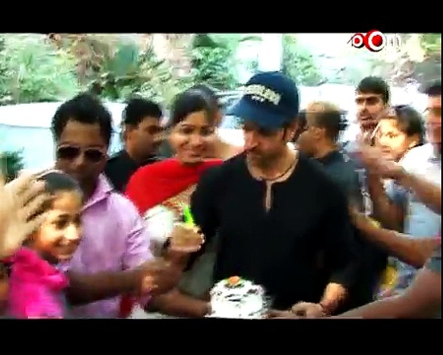 Hrithik Roshan Cuts Birthday Cake With ZOOM