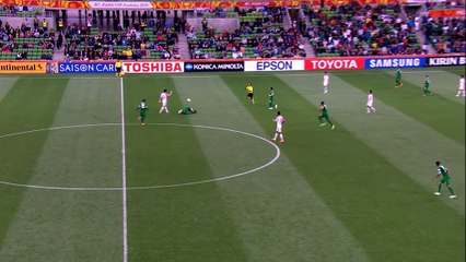 Kolega zwija się z bólu, a ten sobie żongluje!