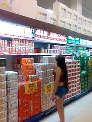 FAIL : Une fille trop petite dans un supermarché