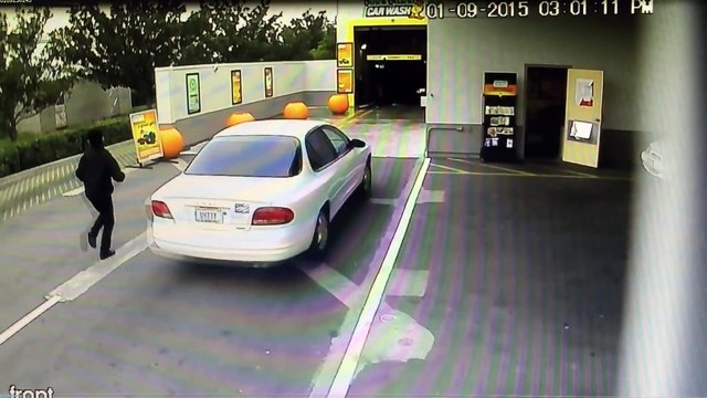 Un chauffard détruit une station de lavage avec sa voiture!