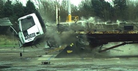 Türk Yapımı Canlı Bomba Bariyeri 1 Saniyede Yok Ediyor