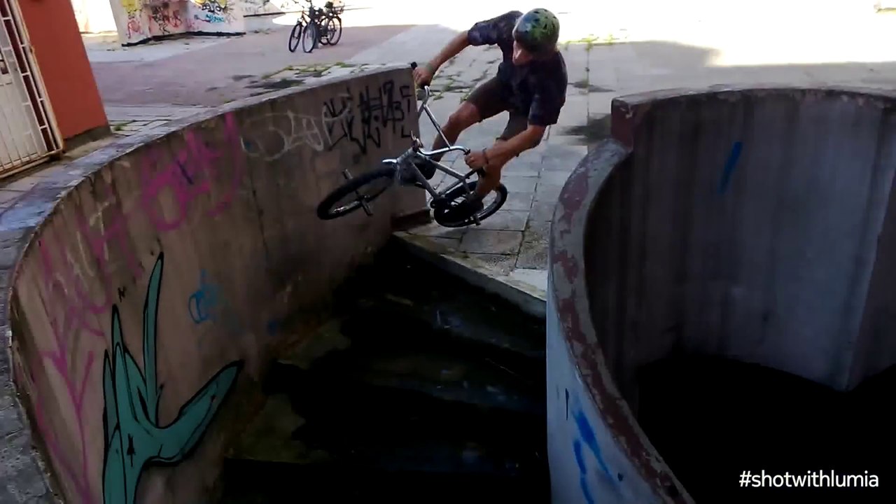 Wallride de dingue en BMX, dans un escalier en colimaçon!