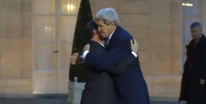 Le gros câlin de John Kerry à François Hollande