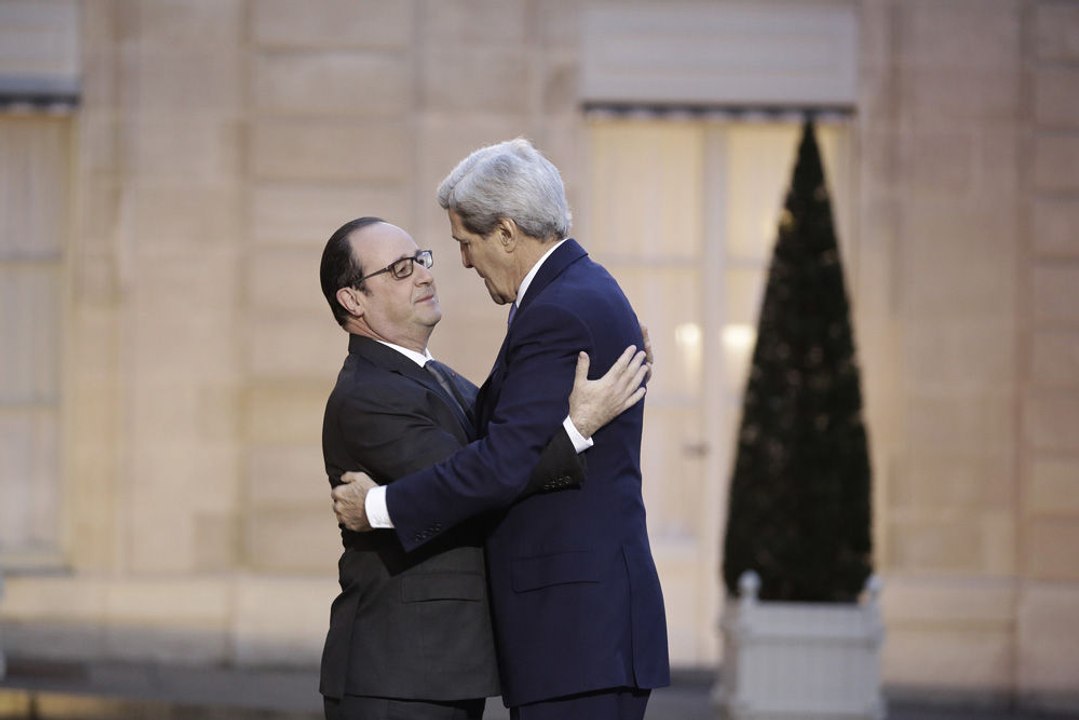 John Kerry se recueille devant l'Hyper Cacher et Charlie Hebdo