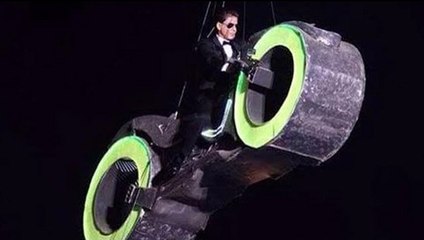 Shahrukh Khan’s Grand Entry On Flying Motorcycle | Life OK Screen Awards 2015