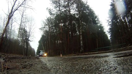 une voiture fait des tonneaux