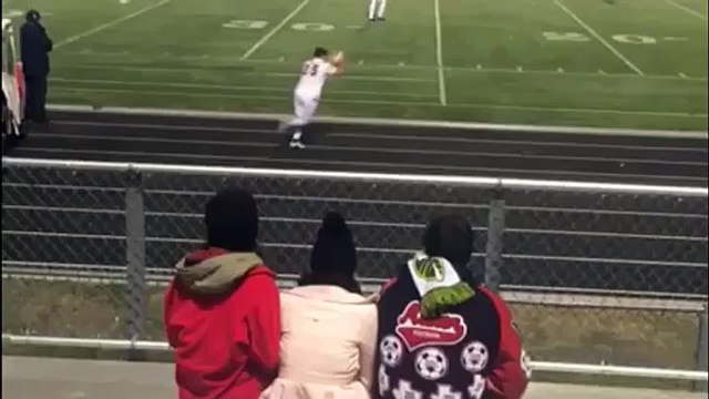 Une touche acrobatique longue distance qui fait but et buzz]