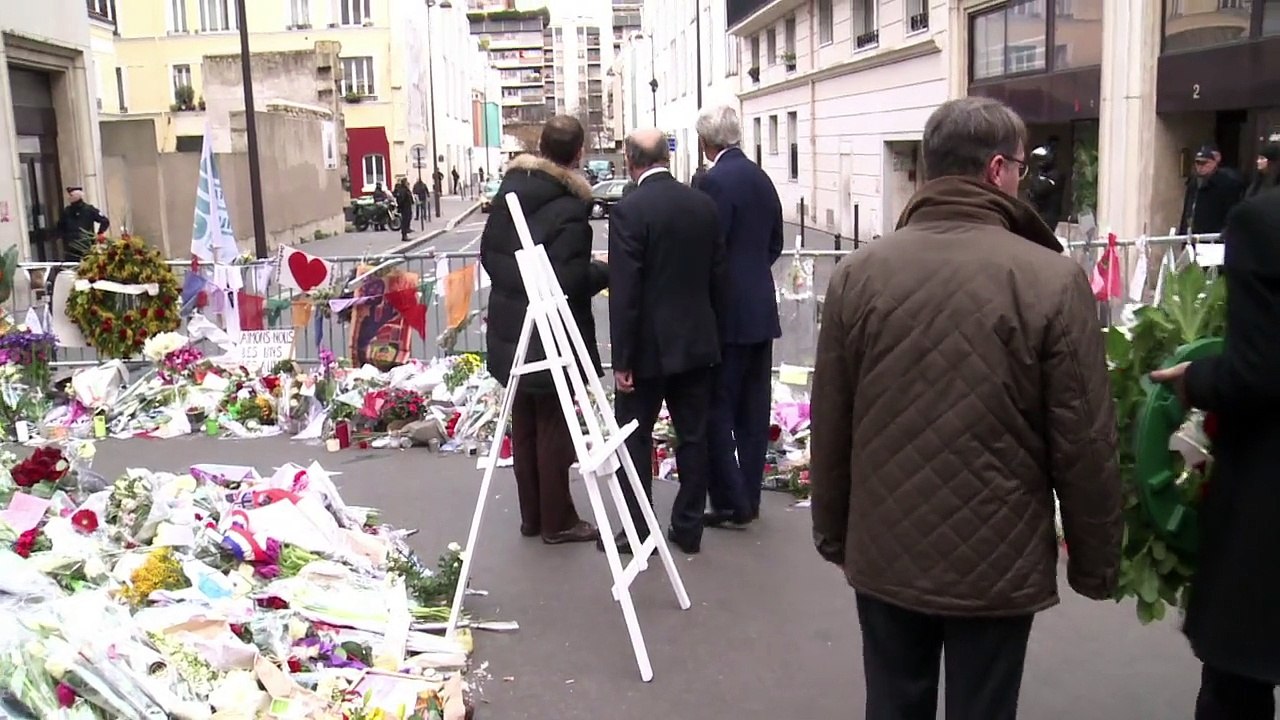 Attentats: Kerry et Fabius déposent des gerbes à Charlie Hebdo