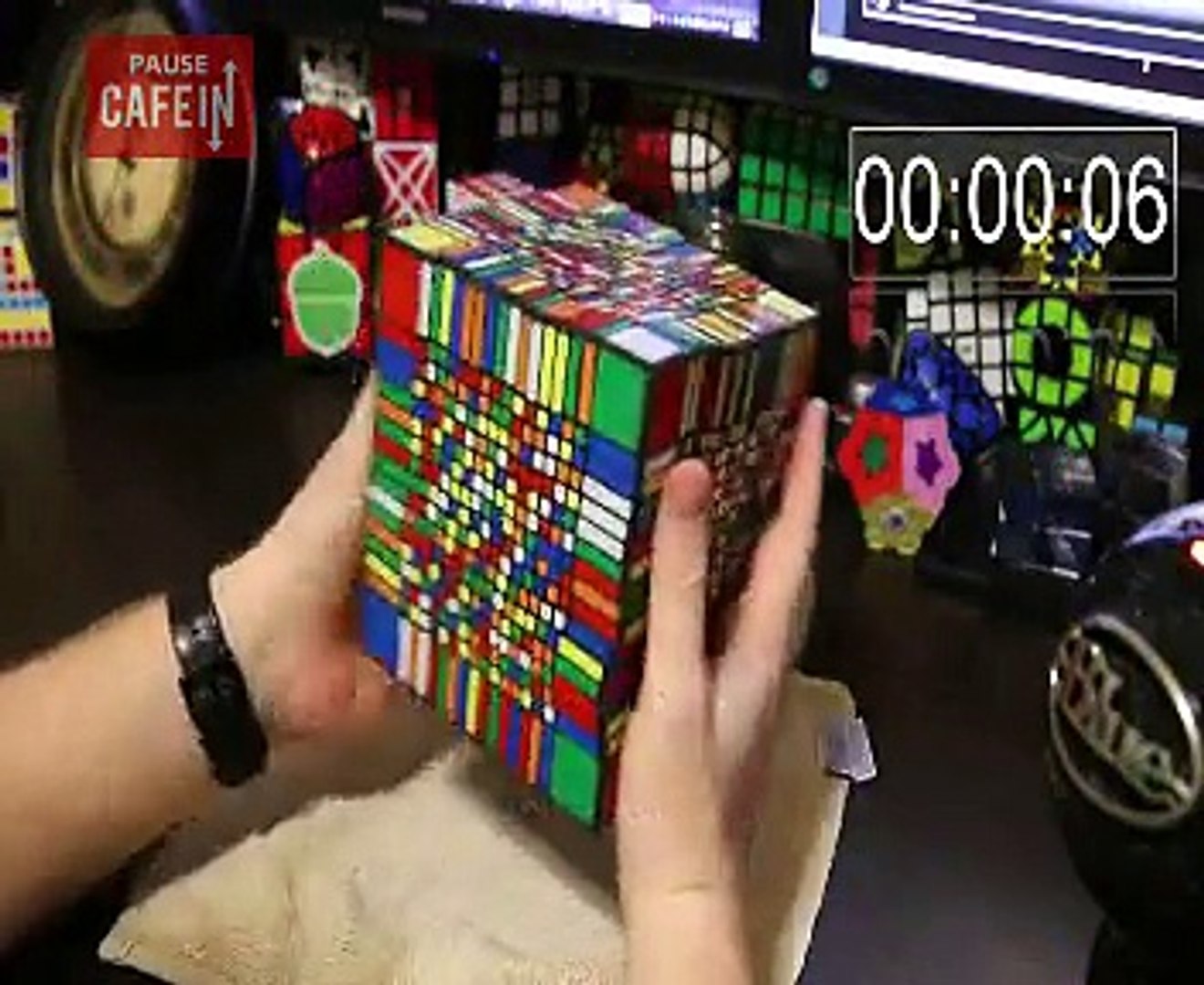 Il résout le plus gros Rubik's cube du monde en time-lapse ! - Vidéo  Dailymotion