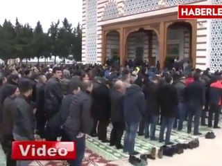 Davutoğlu'na Cami Çıkışında Yoğun İlgi