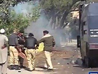 Karachi - Protesters and Police Clash Near French Consulate - 16 January 2015