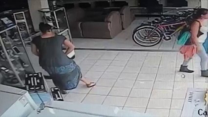 Mujer Roba Pantalla de Tv de Plasma en Segundos