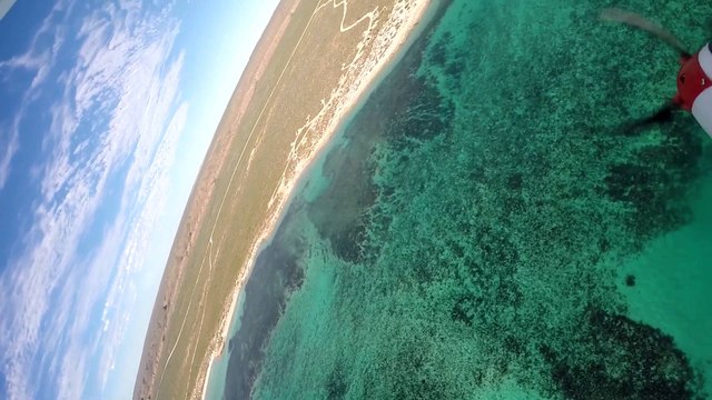 Un avion RC se crashe dans l'océan et filme les poissons