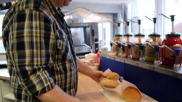 La préparation du burger Jacquie & Michel