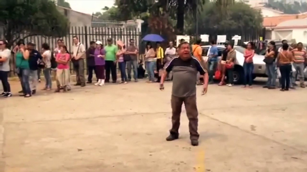 Venezolano da contundente discurso contra la escasez en una cola