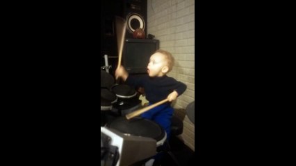 Niño baterista de 2 años se hace viral por su increible talento