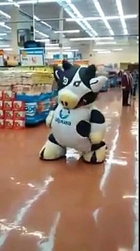 Cette mascotte fait véritablement le show dans un supermarché