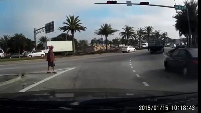 Une voiture renverse un piéton en grillant le feu rouge