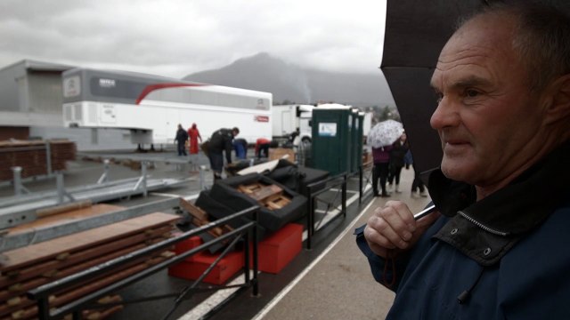 Parc d'assistance du Rallye de Monte-Carlo à Gap: les promeneurs n'en reviennent pas