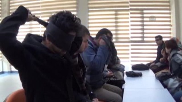 Görme Engellileri Anlamak İçin Gözlerini Bağladılar