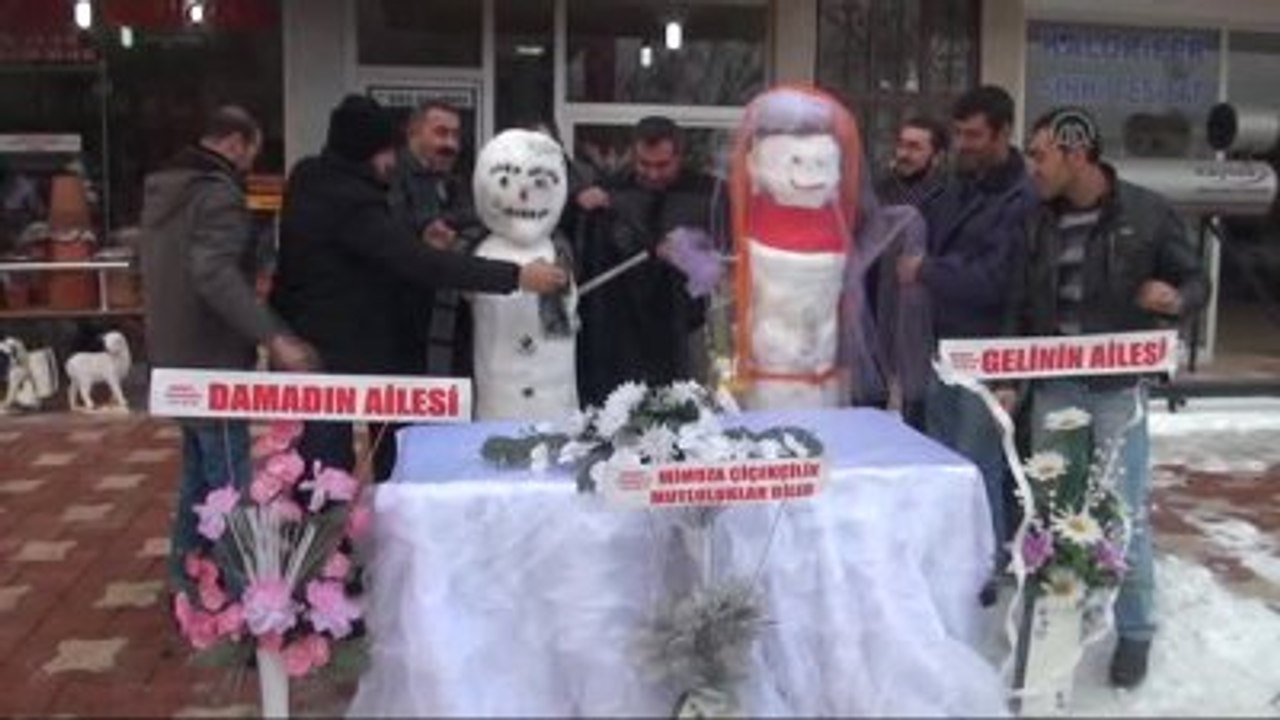 Önce Kardan Gelin ve Damat Yaptılar, Sonrada Düğünlerini - K.