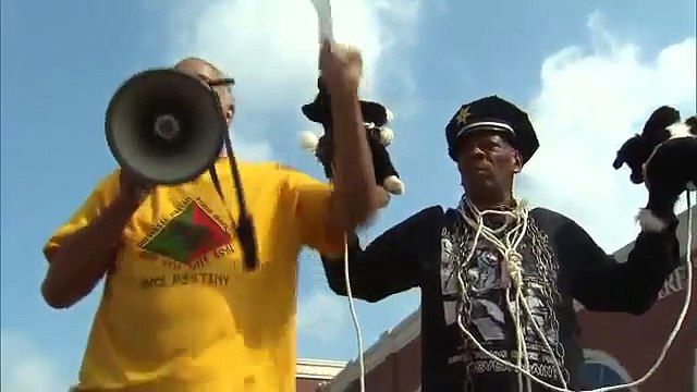 Jovem negro morto por policiais gera protestos generalizados nos Estados Unidos