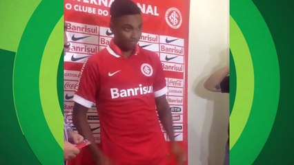 Vitinho é apresentado e veste a camisa do Inter