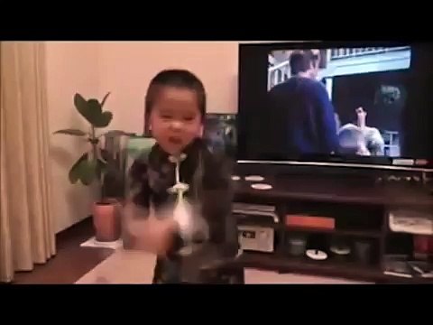 Cet apprenti ninja imite Bruce Lee à la perfection !