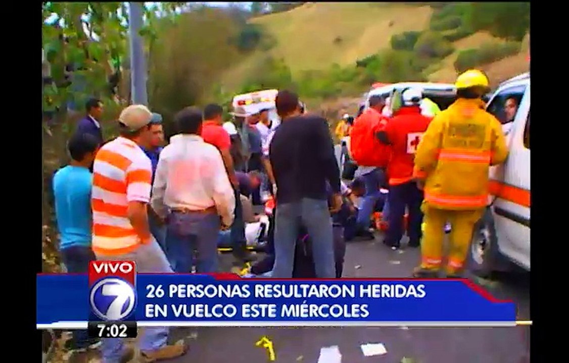 Pick up vuelca y deja 15 personas heridas en Tierra Blanca de Cartago