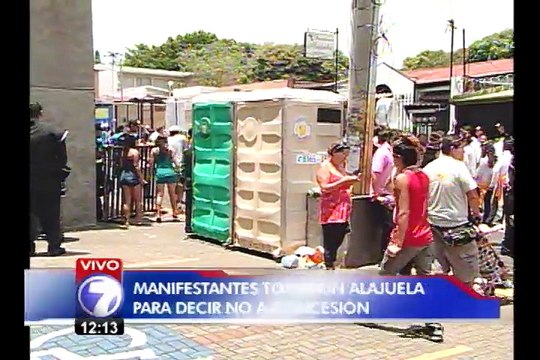 Alajuela: En una calle los desfiles y en otra las manifestaciones