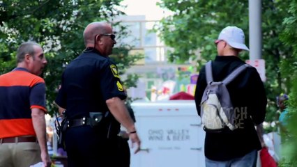 Camra-cache--Il-pisse-devant-les-gens-la-police